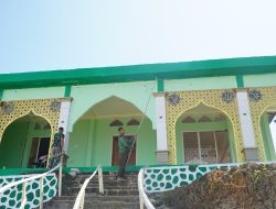 Pengecatan Masjid Desa Polewali Terus Dikebut Satgas TMMD Ke-129 Kodim 1311/Morowali