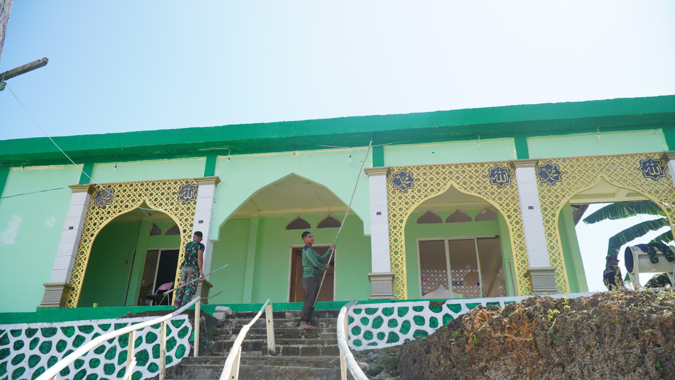 Pengecatan Masjid Desa Polewali Terus Dikebut Satgas TMMD Ke-129 Kodim 1311/Morowali