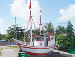 Satgas TMMD Bersama Masyarakat Percantik Miniatur Kapal, Jadi Ikon Baru Desa Umbele