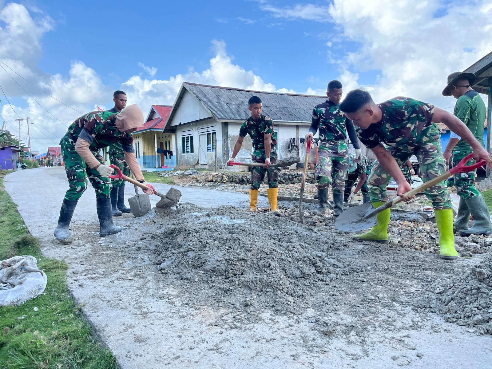 Tak Kenal Panas, Satgas TMMD Ke-129 Terus Kebut Pengecoran Rabat Beton di Desa Polewali