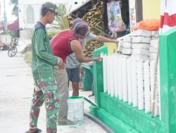 Percantik Desa Umbele, Satgas TMMD Bersama Masyarakat Laksanakan Pengecatan Pagar