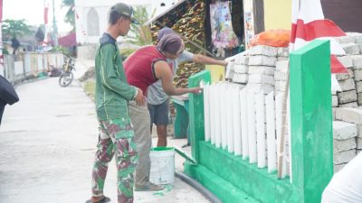 Percantik Desa Umbele, Satgas TMMD Bersama Masyarakat Laksanakan Pengecatan Pagar