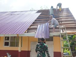 Satgas TMMD Bersama Masyarakat Laksanakan Pemasangan Atap SMP Negeri 2 Umbele