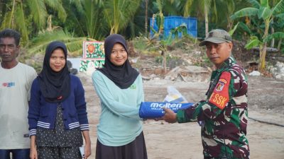Dan SSK TMMD Ke-129 Bagikan Sarana Olahraga kepada Warga Desa Polewali