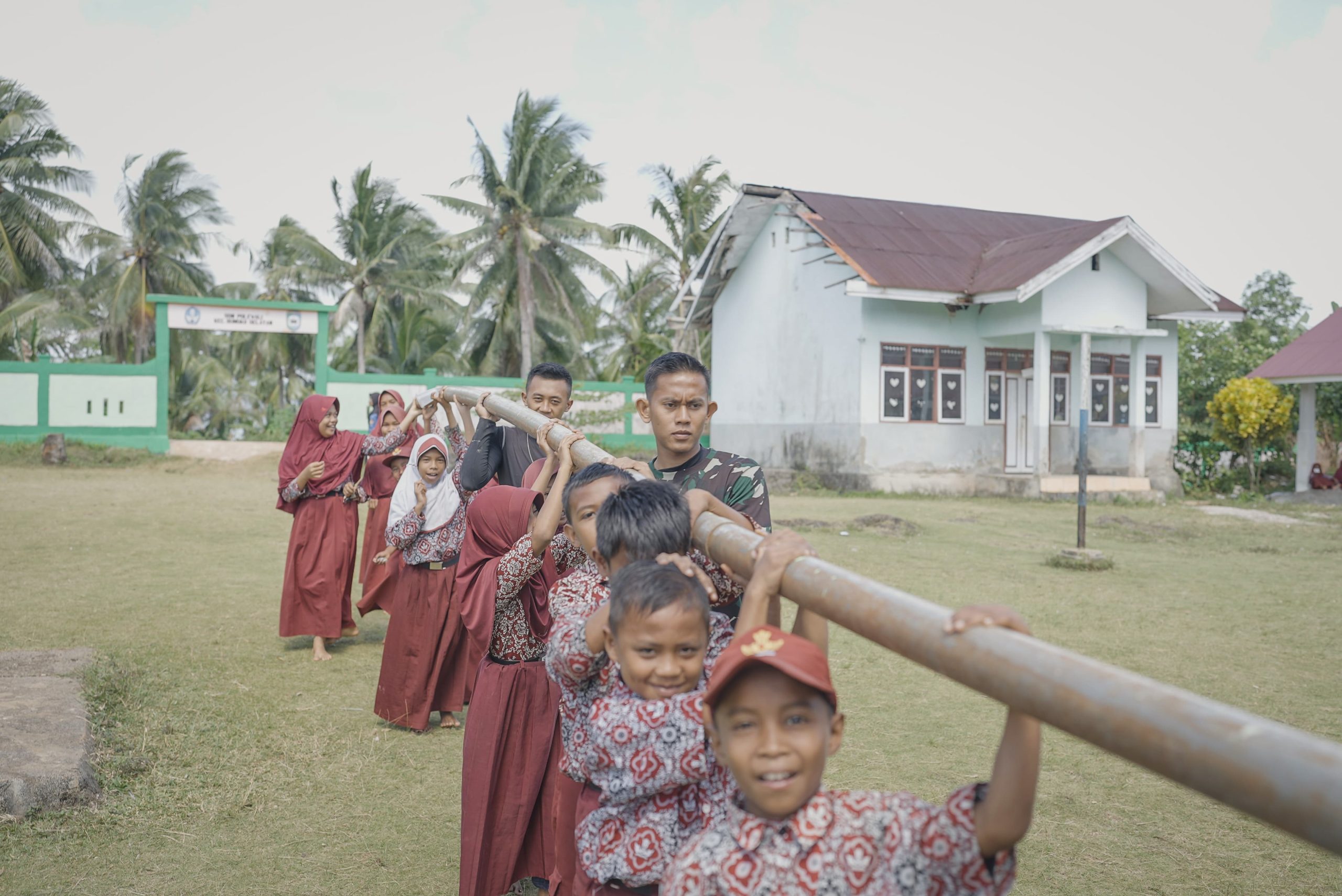 Satgas TMMD Kembali Lanjutkan Pengecoran Lantai SD Negeri Polewali