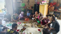 Kebersamaan Terjalin Erat, Personel Satgas TMMD Makan Bersama di Rumah Warga