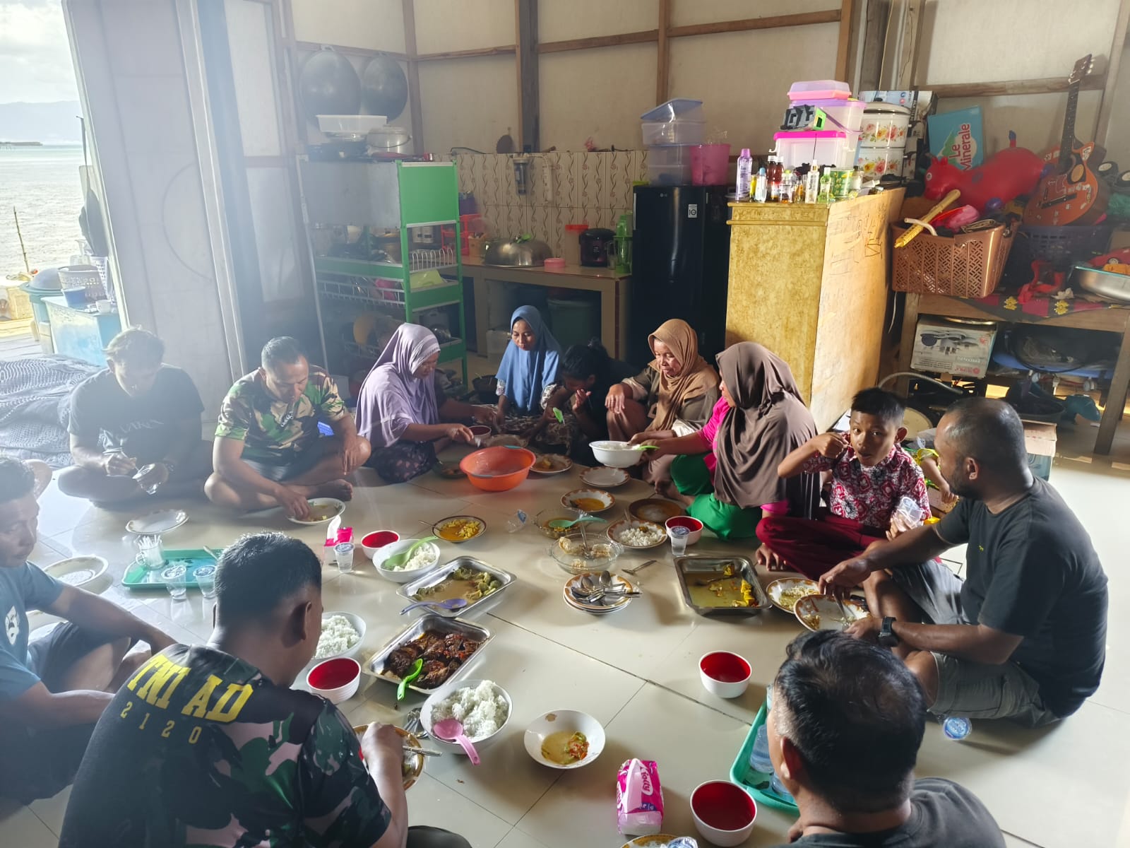 Kebersamaan Terjalin Erat, Personel Satgas TMMD Makan Bersama di Rumah Warga