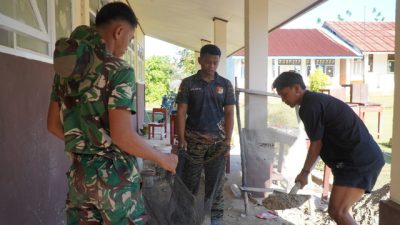 Pengecoran Lantai Ruang Kelas SDN Polewali Terus Dipercepat Satgas TMMD Ke-129