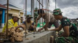 Gotong Royong Warga Desa Umbele dan Satgas TMMD Bangun Gapura sebagai Simbol Kehadiran TMMD