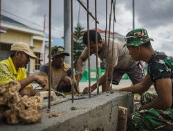 Gotong Royong Warga Desa Umbele dan Satgas TMMD Bangun Gapura sebagai Simbol Kehadiran TMMD