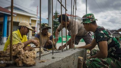 Gotong Royong Warga Desa Umbele dan Satgas TMMD Bangun Gapura sebagai Simbol Kehadiran TMMD