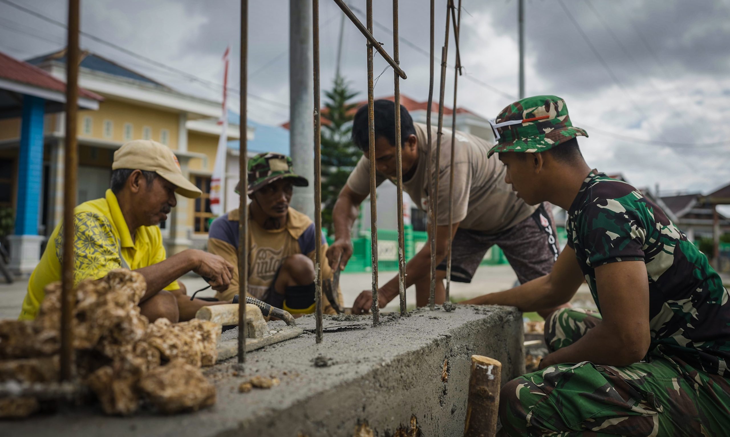 Gotong Royong Warga Desa Umbele dan Satgas TMMD Bangun Gapura sebagai Simbol Kehadiran TMMD