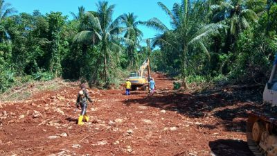 Pembukaan Jalan Penghubung Kepulauan Umbele Hampir Rampung Berkat Sinergitas Satgas TMMD dan Masyarakat