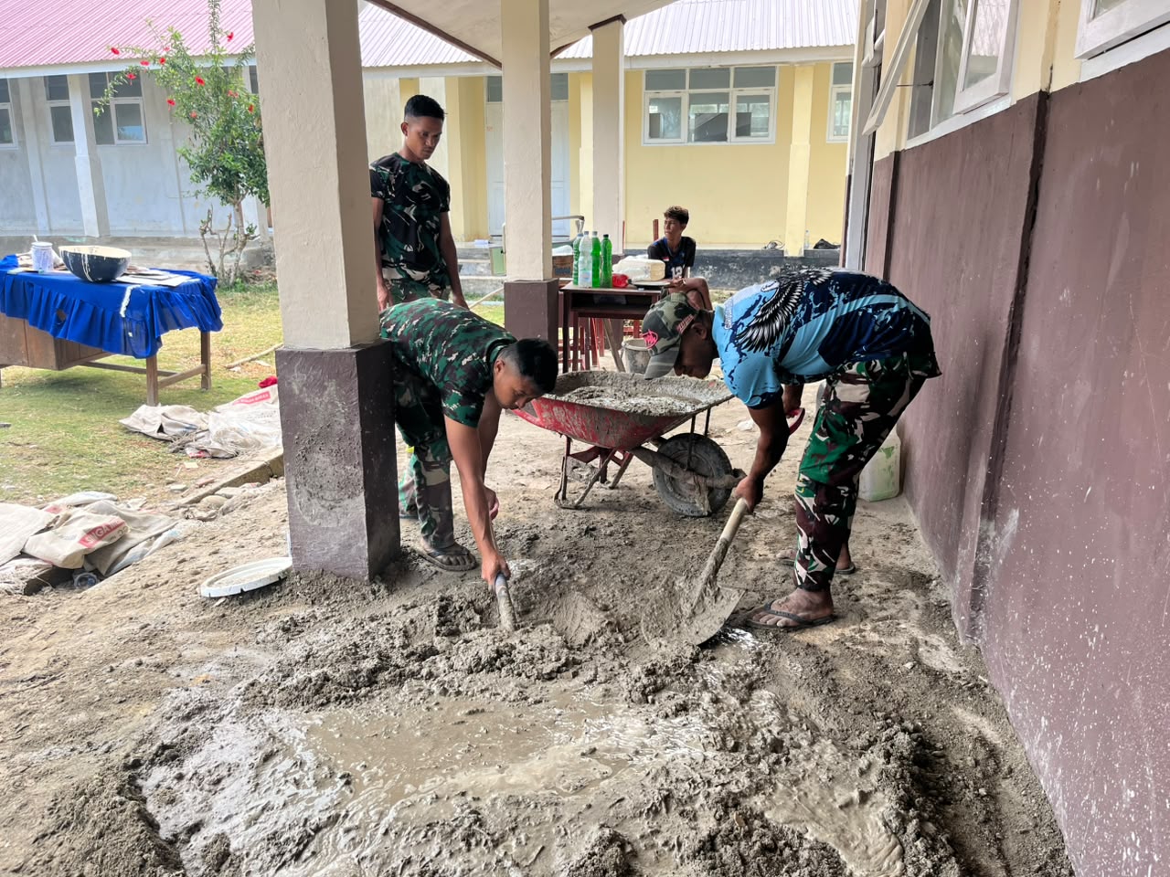 Sinergitas Satgas TMMD dan Masyarakat Percepat Pengecoran Lantai SDN Polewali