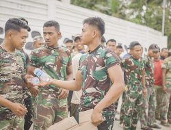Jaga Kebugaran, Satgas TMMD Ke-129 Bagikan Minuman kepada Anggota