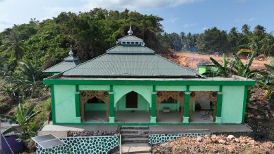 Satgas TMMD Ke-129 Laksanakan Pengecatan Masjid di Desa Polewali