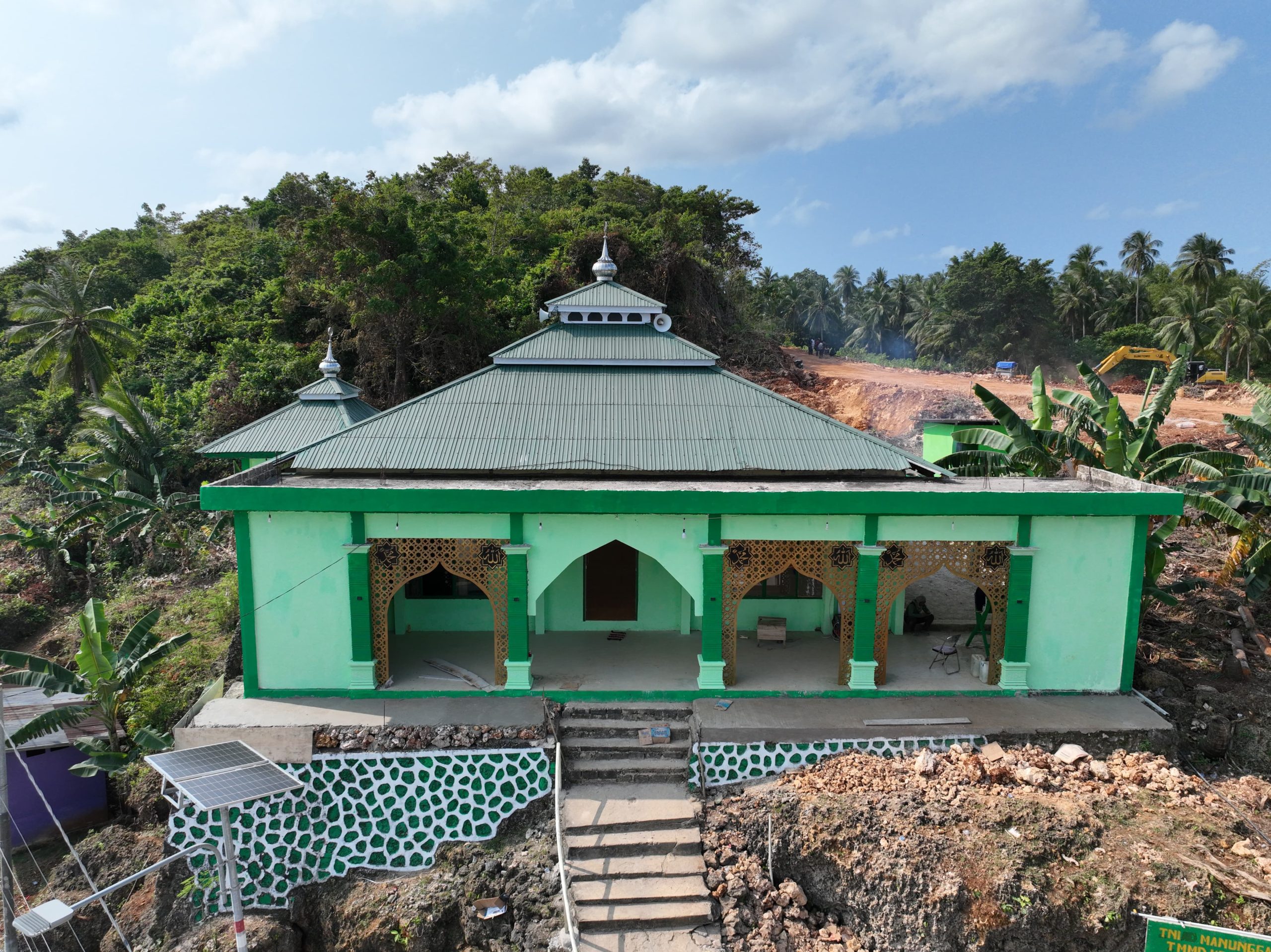 Satgas TMMD Ke-129 Laksanakan Pengecatan Masjid di Desa Polewali