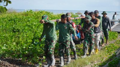 Satgas TMMD Bersama Masyarakat Gotong Royong Memikul Mesin Air untuk Program Manunggal Air