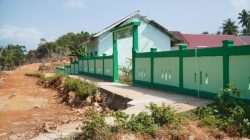Pengecatan Pagar SDN Polewali Rampung, Kepala Sekolah Sampaikan Apresiasi kepada Satgas TMMD