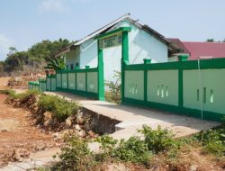 Pengecatan Pagar SDN Polewali Rampung, Kepala Sekolah Sampaikan Apresiasi kepada Satgas TMMD