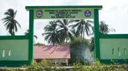 Satgas TMMD Laksanakan Pengecatan Papan Nama SDN Polewali