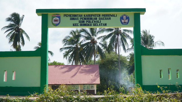Satgas TMMD Laksanakan Pengecatan Papan Nama SDN Polewali