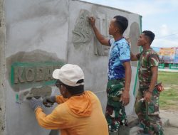 Satgas TMMD Bersama Masyarakat Bangun Gapura TMMD