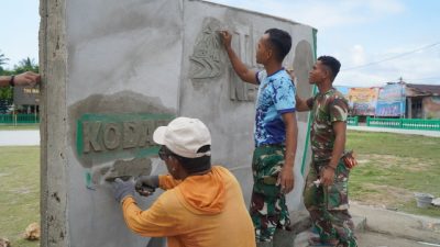 Satgas TMMD Bersama Masyarakat Bangun Gapura TMMD