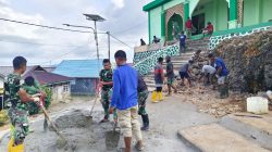 Satgas TMMD Bantu Pengecoran Lantai Masjid di Luar Sasaran TMMD