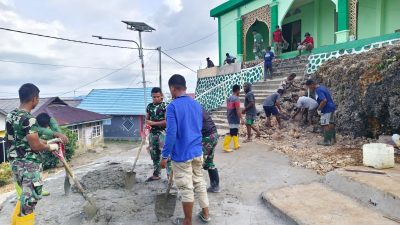 Satgas TMMD Bantu Pengecoran Lantai Masjid di Luar Sasaran TMMD