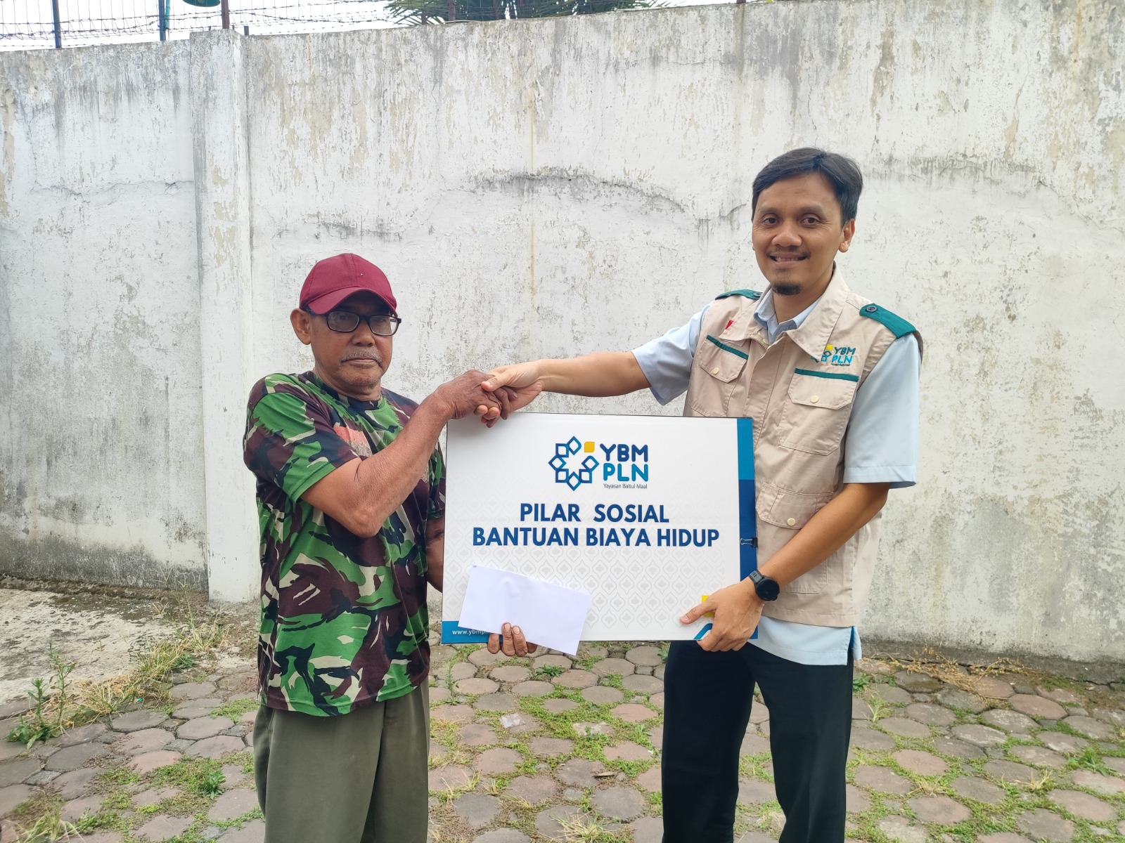 Maknai HUT ke-81 RI dengan Berbagi, YBM PLN UP2B Jawa Barat Salurkan Bantuan bagi 32 Petugas Kebersihan dan Guru Ngaji