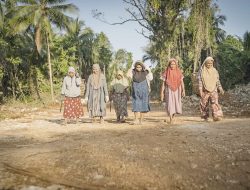 Jalan TMMD Mudahkan Aktivitas Ibu-Ibu Membawa Hasil Kebun