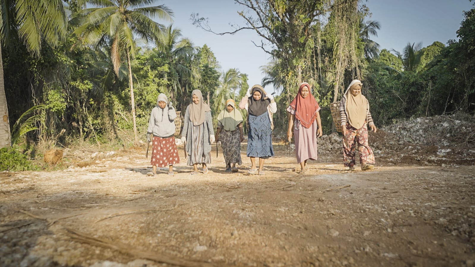 Jalan TMMD Mudahkan Aktivitas Ibu-Ibu Membawa Hasil Kebun