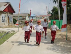 Senyum Ceria Anak-Anak Nikmati Jalan Rabat Beton di Desa Polewali Dari Satgas TMMD