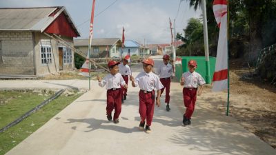 Senyum Ceria Anak-Anak Nikmati Jalan Rabat Beton di Desa Polewali Dari Satgas TMMD