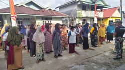 Ibu-Ibu Desa Polewali Bersama Satgas TMMD Bersihkan Lokasi Jelang Penutupan TMMD Ke-129
