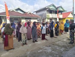 Ibu-Ibu Desa Polewali Bersama Satgas TMMD Bersihkan Lokasi Jelang Penutupan TMMD Ke-129