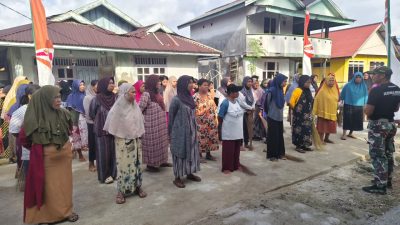 Ibu-Ibu Desa Polewali Bersama Satgas TMMD Bersihkan Lokasi Jelang Penutupan TMMD Ke-129