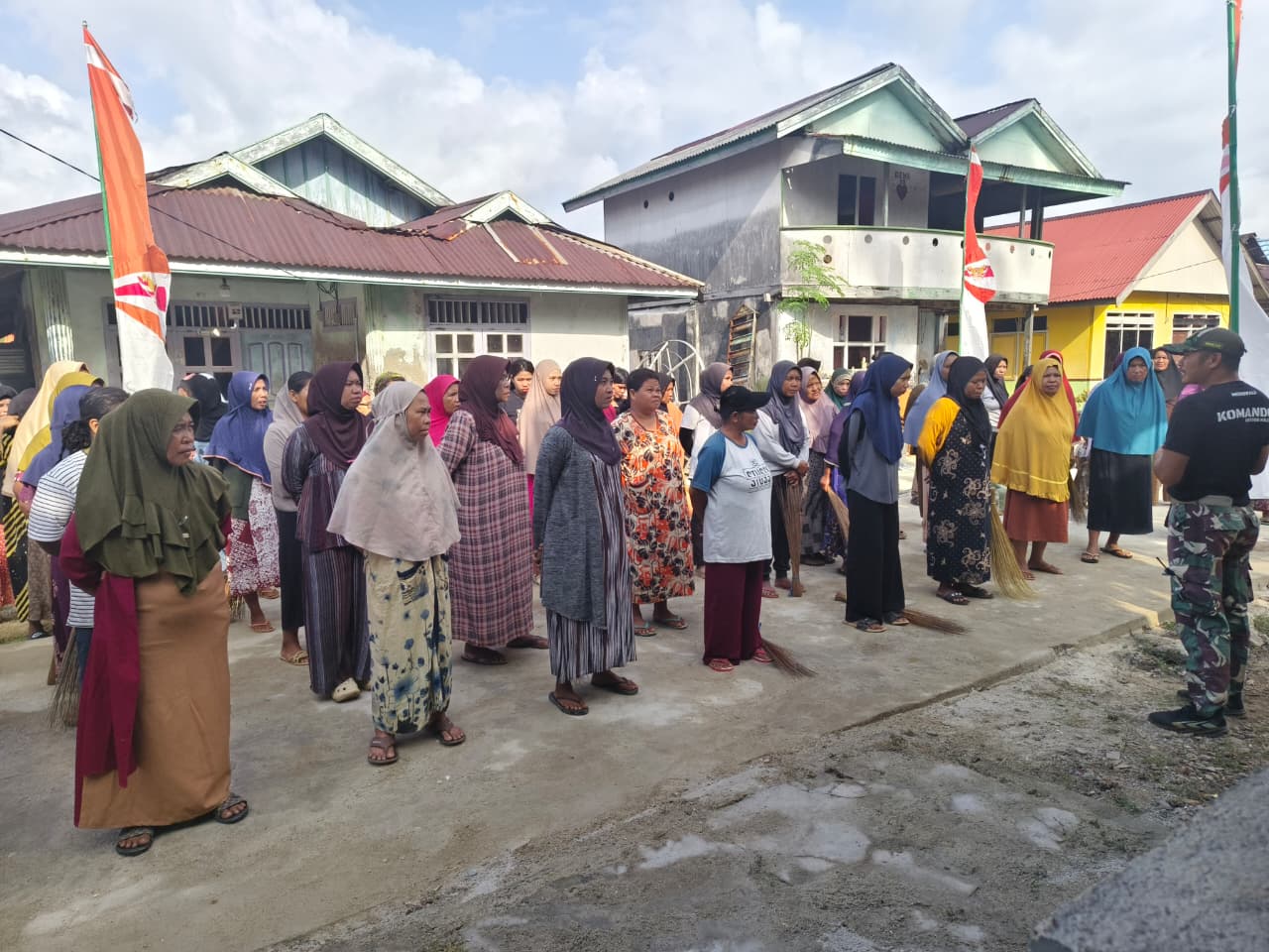 Ibu-Ibu Desa Polewali Bersama Satgas TMMD Bersihkan Lokasi Jelang Penutupan TMMD Ke-129