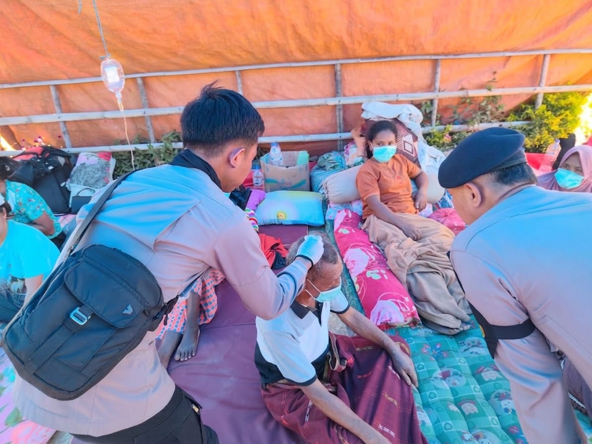 Semangat Merah Putih, Korbrimob Polri Terjun Bantu Warga NTT Terdampak Gempa