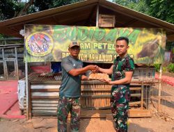 Tingkatkan Kesejahteraan Prajurit, Yonarhanud 10/ABC Bagikan Telur Hasil Budi Daya