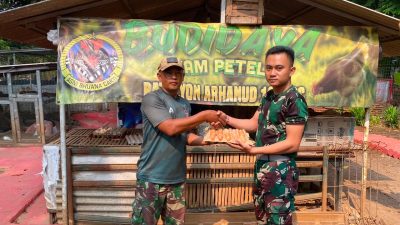 Tingkatkan Kesejahteraan Prajurit, Yonarhanud 10/ABC Bagikan Telur Hasil Budi Daya