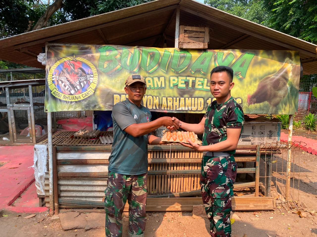 Tingkatkan Kesejahteraan Prajurit, Yonarhanud 10/ABC Bagikan Telur Hasil Budi Daya