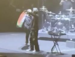 Singapura Cekal Massive Attack, Aksi Kibarkan Bendera Palestina di Konser Berujung Larangan Tampil