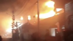 Pabrik Bingkai di Duren Sawit Terbakar, Akses Sempit Jadi Kendala