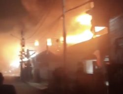 Pabrik Bingkai di Duren Sawit Terbakar, Akses Sempit Jadi Kendala