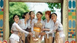 Luna Maya Hadiri Menek Kelih Keponakan di Bali, Tampil Anggun Berkebaya Putih