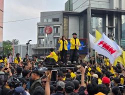 Mahasiswa BEM UI dan FMN Orasi di Tosari, Bawa 8 Tuntutan
