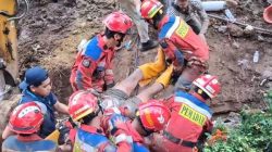 Pekerja Tertimpa Beton Turap di Jaktim, Evakuasi Berlangsung 3 Jam