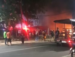 Kebakaran Melanda Pasar Mobil Kemayoran, 22 Unit Damkar Dikerahkan